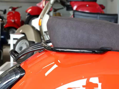 Hátsó csomagtartó Moto Nostra, fekete fényes, a Vespa GT, GTL, GTV, GTS, GTS Super, GTS HPE, GT60 125-200-250-300ccm-hez