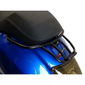   Hátsó csomagtartó Moto Nostra fekete matt, matt, kapaszkodóval a Vespa GT, GTL, GTV, GTS, GTS Super, GTS HPE, GT60 125-300ccm modellekhez.