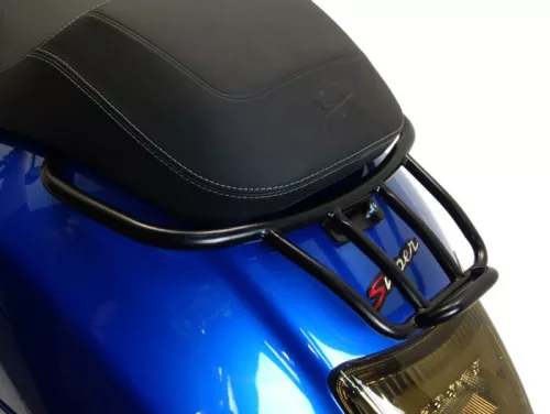 Hátsó csomagtartó Moto Nostra fekete matt, matt, kapaszkodóval a Vespa GT, GTL, GTV, GTS, GTS Super, GTS HPE, GT60 125-300ccm modellekhez.