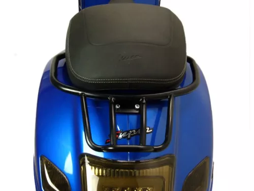 Hátsó csomagtartó Moto Nostra fekete matt, matt, kapaszkodóval a Vespa GT, GTL, GTV, GTS, GTS Super, GTS HPE, GT60 125-300ccm modellekhez.