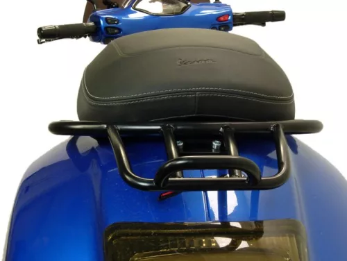 Hátsó csomagtartó Moto Nostra fekete matt, matt, kapaszkodóval a Vespa GT, GTL, GTV, GTS, GTS Super, GTS HPE, GT60 125-300ccm modellekhez.