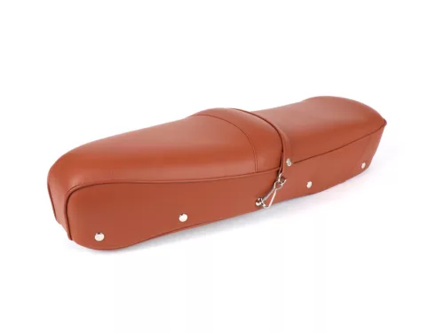 Ülés BGM PRO Pegasus pajzzsal és szegecsekkel Lambretta LI, LI S, SX, TV, DL, GP világosbarna