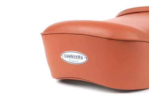 Ülés BGM PRO Pegasus pajzzsal és szegecsekkel Lambretta LI, LI S, SX, TV, DL, GP világosbarna