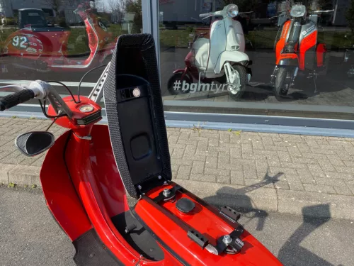 Ülés BGM PRO, Fastback Lambretta Lui 50 C/CL, Lui 75 S/SL, Vega, Cometa dombornyomott szárnyakkal