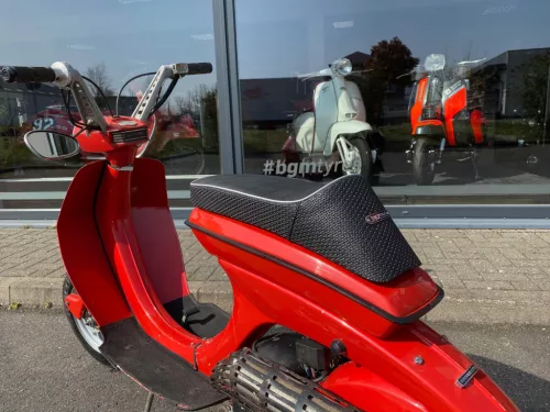 Ülés BGM PRO, Fastback Lambretta Lui 50 C/CL, Lui 75 S/SL, Vega, Cometa dombornyomott szárnyakkal