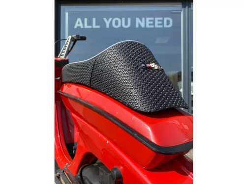 Ülés BGM PRO, Fastback Lambretta Lui 50 C/CL, Lui 75 S/SL, Vega, Cometa dombornyomott szárnyakkal